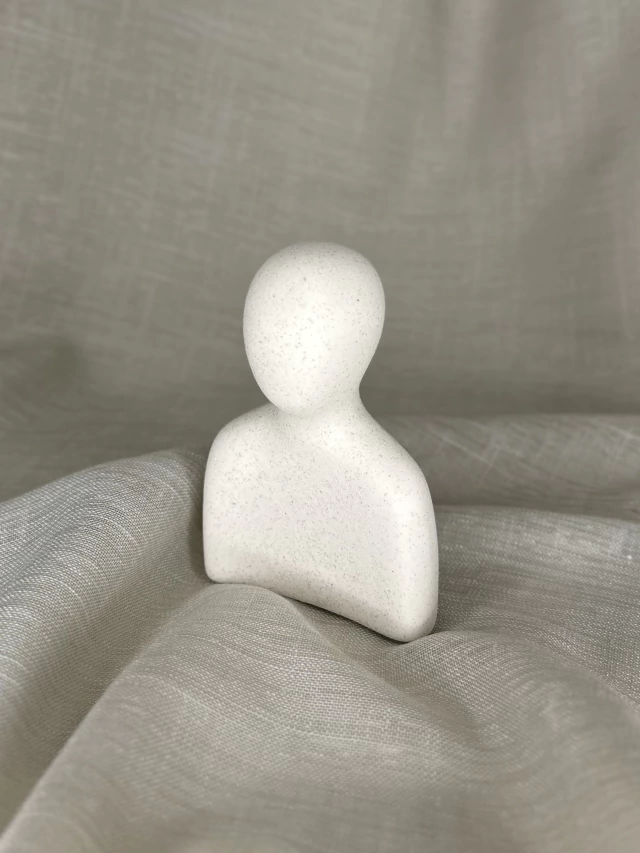 22165 ESCULTURA MENINO DOLAMITA 8,3X5,2X12CM