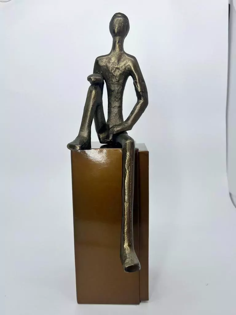 21690 ESCULTURA METAL HOMEM SENTADO PERNA LEVANTAD