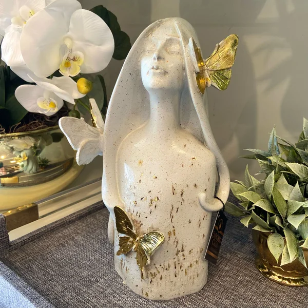 23635 ESCULTURA EM PO DE PEDRA MENINA COM BORBOLET - 680