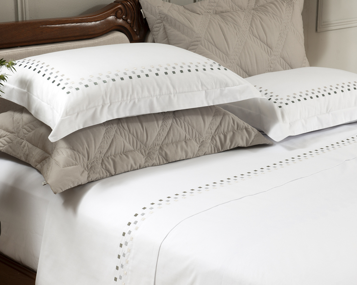 LUMI ROUPA DE CAMA KING - BRANCO / BEGE ambientado